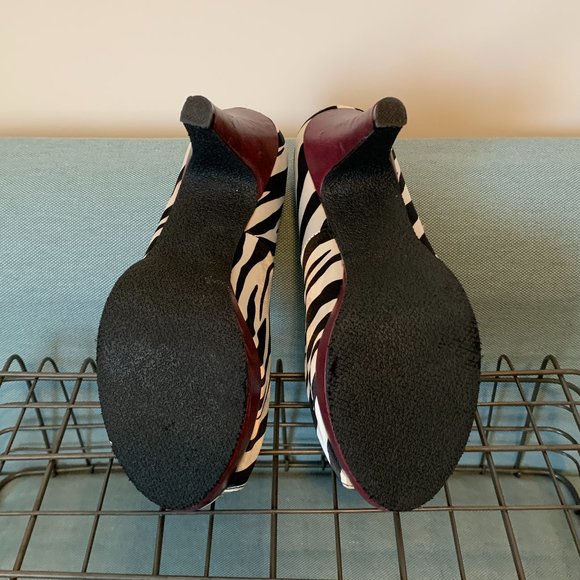 Gently Worn Madden Girl Zebra Striped Peep Toe - Picture 5 of 12